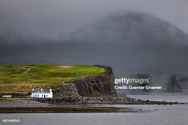 house on the atlantic coast, waterville, county kerry, ireland - contea di kerry foto e immagini stock