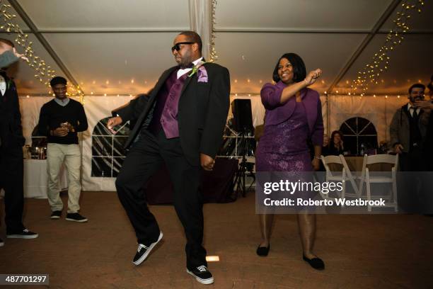 black groom dancing with mother at reception - african american wedding foto e immagini stock