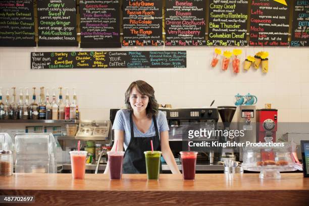 teenage girl working in cafe - teilzeitarbeiter stock-fotos und bilder