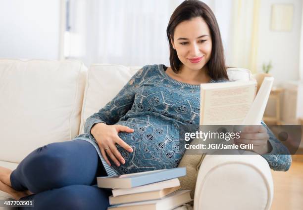 будущая мама отдыхает с книгой