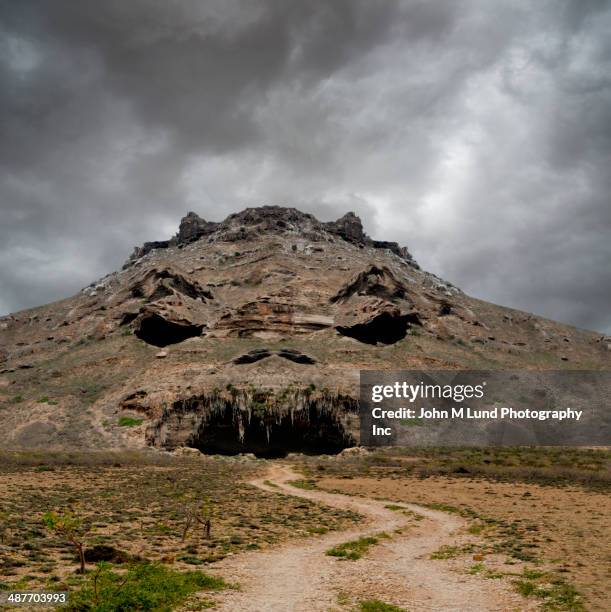 rocky mountain with angry face, yemen - dry hair photos et images de collection