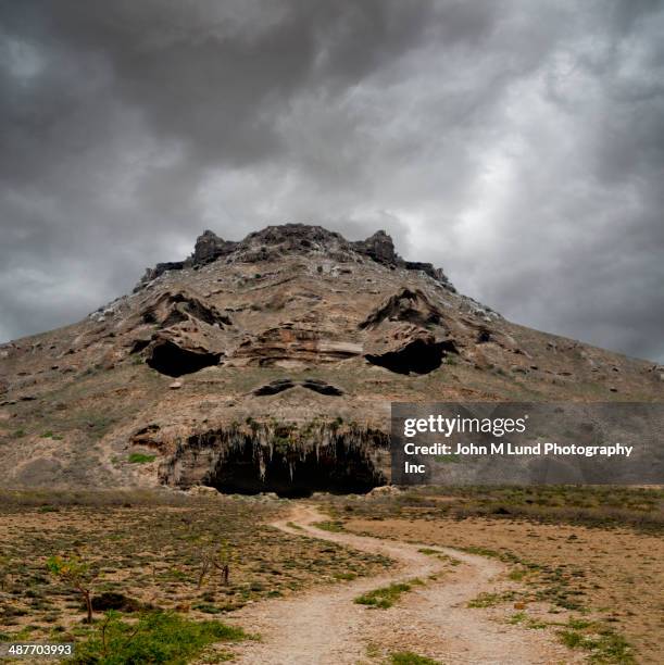 rocky mountain with angry face, yemen - rosto antropomórfico imagens e fotografias de stock