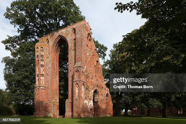 ruins of the eldena monastery, greifswald, mecklenburg-western pomerania, germany - greifswald stock-fotos und bilder