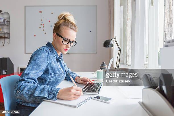 mujer trabajando en equipo en la oficina - email marketing fotografías e imágenes de stock
