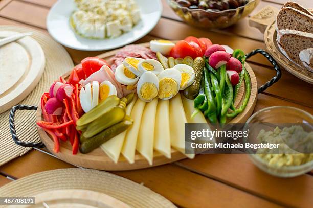 brettl-jause, traditional snack with cheese and cold cuts, bavaria, germany - jause bildbanksfoton och bilder