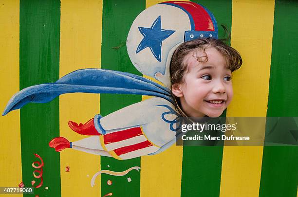 little girl flying like a cannon ball out of cannon - circus stockfoto's en -beelden