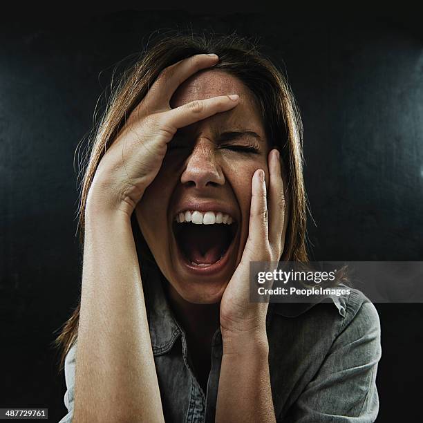feeling the affects of her confused and oppressed mind - roepen stockfoto's en -beelden