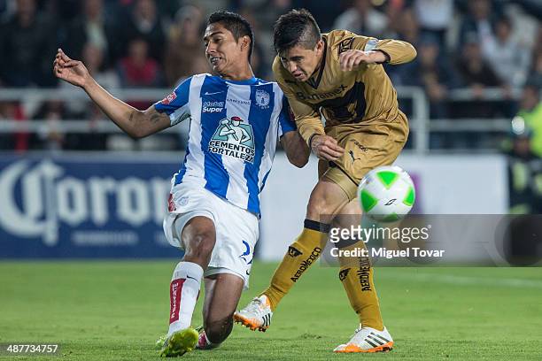 Oscar Perez of Pachuca fights for the ball with Efrain Velarde of Pumas during the Quarterfinal first leg match between Pumas UNAM and Pachuca as...