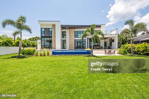 schön gestaltete moderne zuhause mit swimmingpool und sitzbereich - beautiful house stock-fotos und bilder