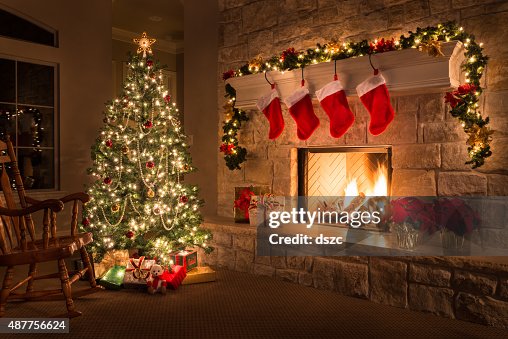 Navidad. Una cálida chimenea, CHIMENEA, árbol. Medias rojas. Regalos y decoraciones. Navidad. Una cálida chimenea, CHIMENEA, árbol. Medias rojas. Regalos y decoraciones.