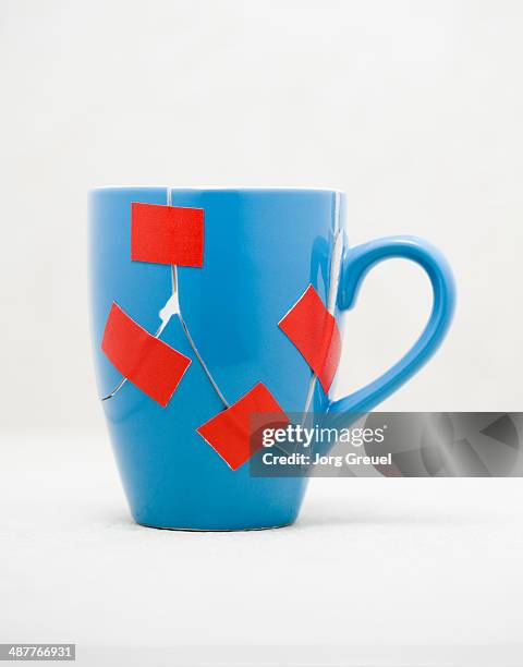 broken mug - makeshift stockfoto's en -beelden