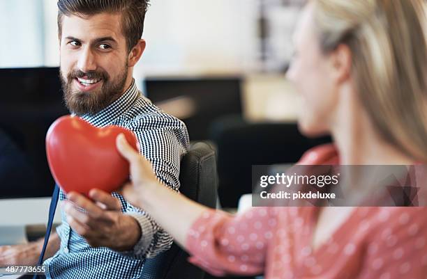sie sind wirklich putting ihre gesamte herz in das projekt - büroaffäre stock-fotos und bilder