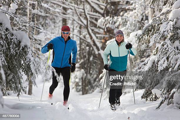 esqui cross-country casal - nordic skiing event - fotografias e filmes do acervo