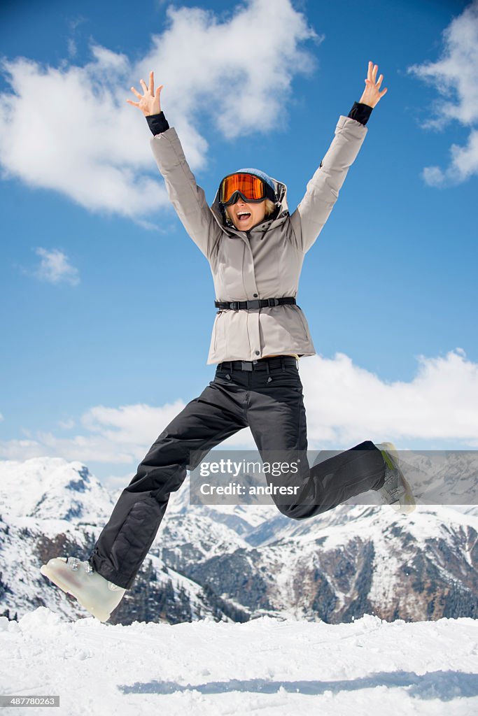 Wanderer springen auf die Berge
