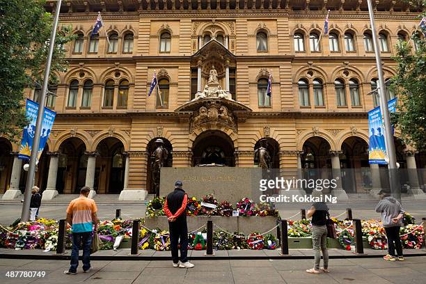 anzac day - the cenotaph at martin place - anzac day stock pictures, royalty-free photos & images