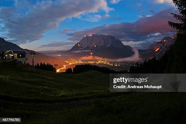 mountain bonfires during solstice in tyrol, austri - mid summer fire - fotografias e filmes do acervo