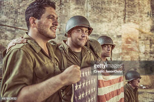 us army soldiers holiding bandera estadounidense en victoria - vj day fotografías e imágenes de stock