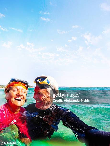 anziani attivi snorkeling - snorkeling foto e immagini stock