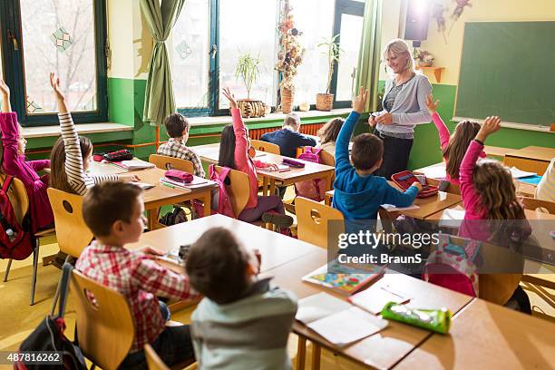 fast jeder kennt die antwort auf die frage zu lehrer. - elementary school building stock-fotos und bilder