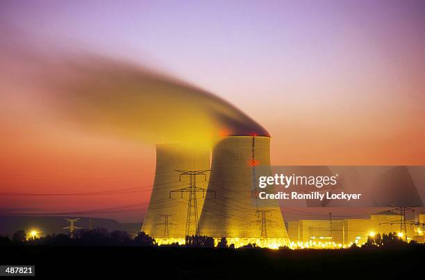 nuclear power plant, dusk - kerncentrale stockfoto's en -beelden