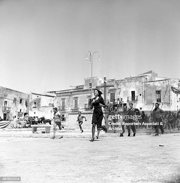 Italian actress Stefania Sandrelli running in the street in Seduced and Abandoned. Italy, 1963