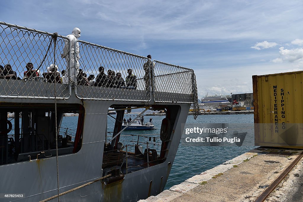 Hundreds Of Migrants Arrive To Sicily After Being Rescued By Italian Navy
