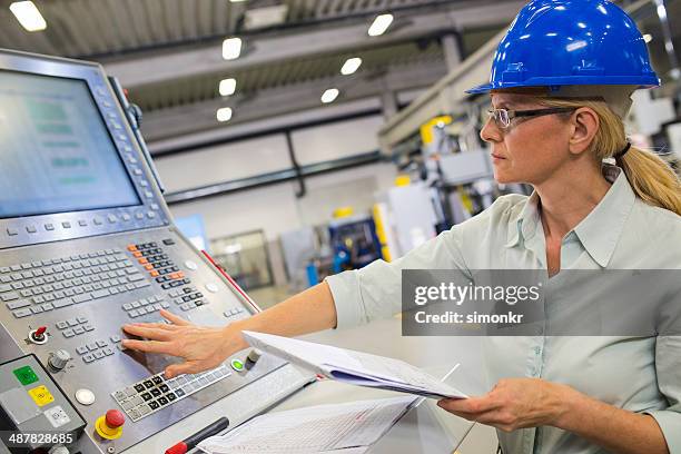 programación un de máquinas cnc - manufacturing machinery fotografías e imágenes de stock