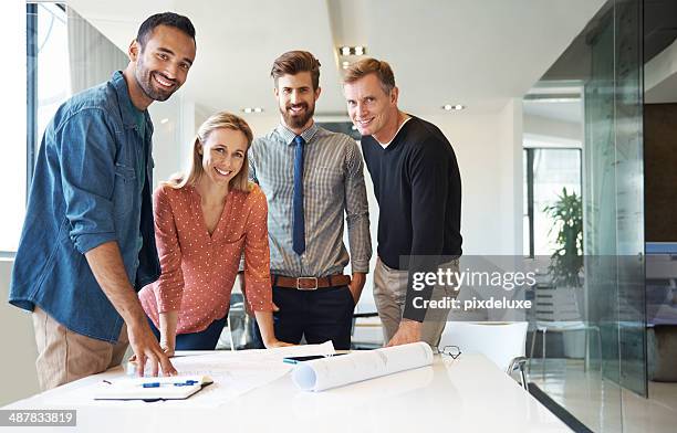 they're getting it done as a team - organized group photo 個照片及圖片檔