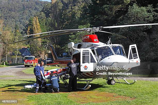 ambulância aérea de helicóptero evacua rural vítima do sinistro para hospital - emergency services australia imagens e fotografias de stock