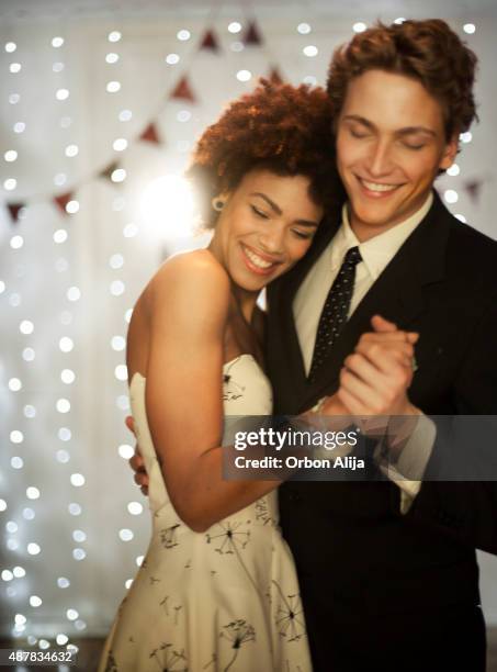 pareja bailando en la pista de baile - prom fotografías e imágenes de stock