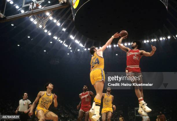 Playoffs: Chicago Bulls Rowland Garrett in action vs Golden State Warriors Rick Barry at Oakland-Alameda County Coliseum Arena. Oakland, CA 4/27/1975...