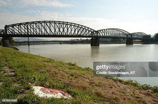 eisenbahnbrücke linz superior en austria, linz railwaybridge - puente de ferrocarril fotografías e imágenes de stock