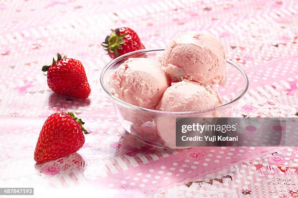 strawberry ice - aardbeienijs stockfoto's en -beelden