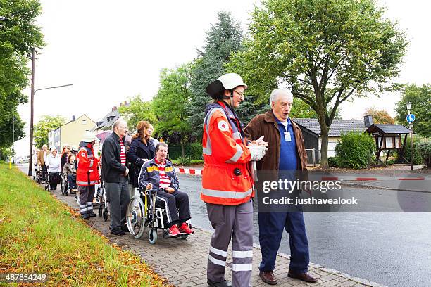 cruz roja de evacuación de capacitación - evacuación fotografías e imágenes de stock