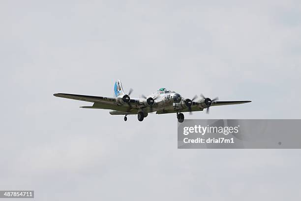 b-17 sentimental journey in flight - american b17 flying fortress stock pictures, royalty-free photos & images