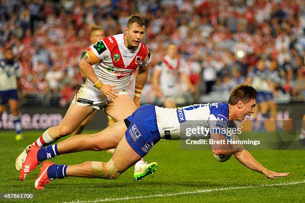 Shaun Lane of the Bulldogs scores a try during the NRL Elimination Final match between the Canterbury Bulldogs and the St George Illawarra Dragons at...