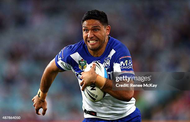 Curtis Rona of the Bulldogs makes a break during the NRL Elimination Final match between the Canterbury Bulldogs and the St George Illawarra Dragons...