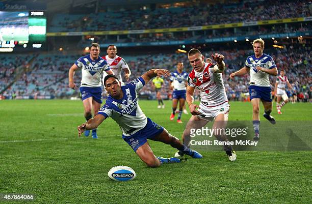 Curtis Rona of the Bulldogs and Euan Aitkin of the Dragons race for the ball during the NRL Elimination Final match between the Canterbury Bulldogs...