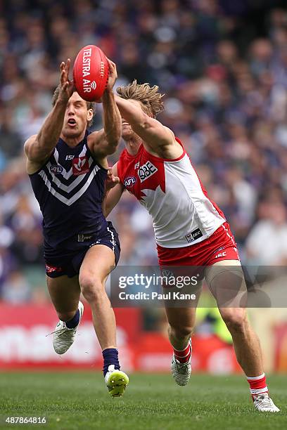 Matt de Boer of the Dockers contests a mark against Dane Rampe of the Swans during the First AFL Qualifying Final match between the Fremantle Dockers...