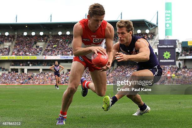 Jake Lloyd of the Swans attempts to avoid being tackled by Matt de Boer of the Dockers during the First AFL Qualifying Final match between the...