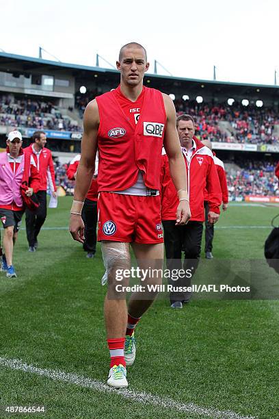 Sam Reid of the Swans leaves the field at the break after being subbed out injured during the First AFL Qualifying Final match between the Fremantle...