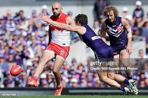 Hayden Ballantyne of the Dockers tries to spoil a kick from Rhyce Shaw of the Swans during the First AFL Qualifying Final match between the Fremantle...