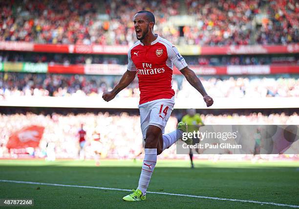 Arsenal O2 Walcott Walcott Photos and Premium High Res Pictures - Getty Images