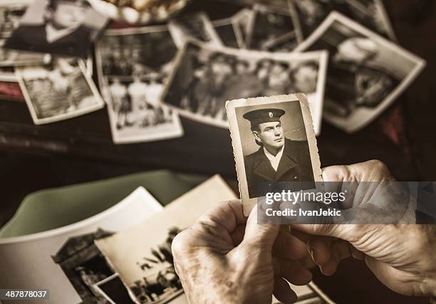 senior mujer lee querida antigua de fotografías - viuda fotografías e imágenes de stock