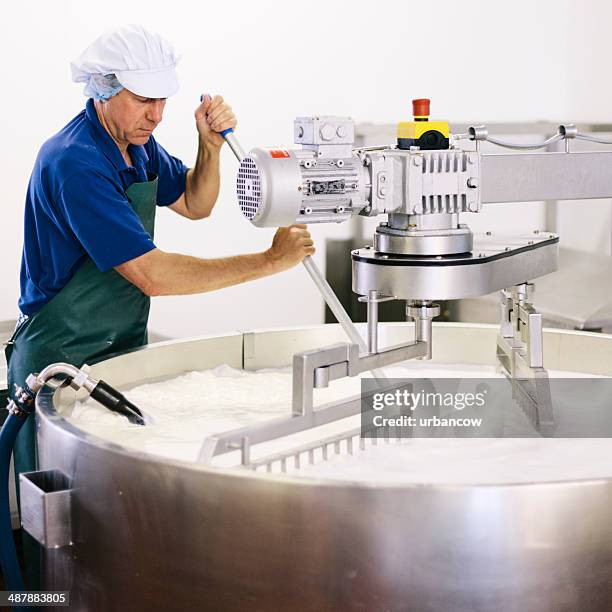 producción de queso - butter churn fotografías e imágenes de stock