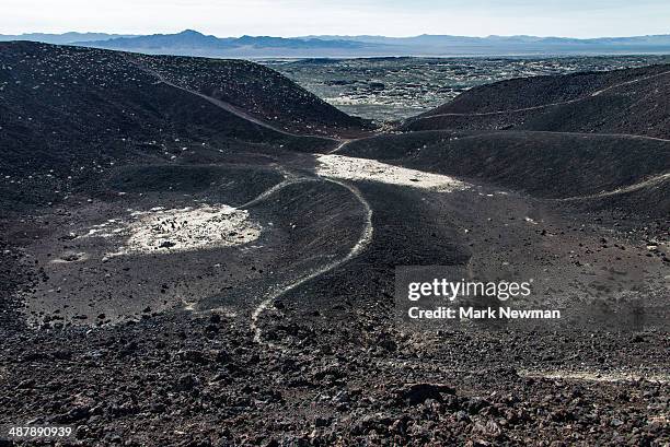 amboy volcanic crater - amboy california stock-fotos und bilder