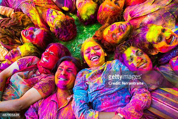 amigos indios celabrating holi - festival holi fotografías e imágenes de stock