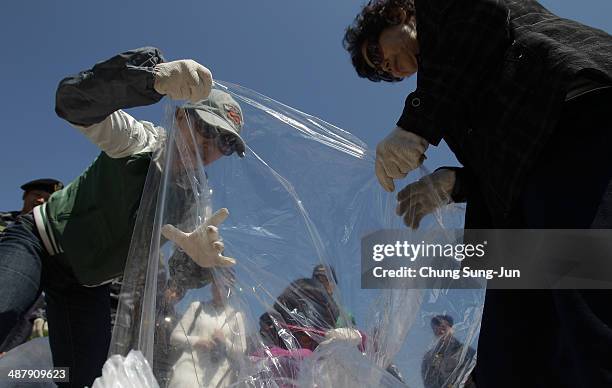 North Korean defectors, now living in South Korea, prepare to release balloons carrying propaganda leaflets denouncing North Korea's nuclear test,...