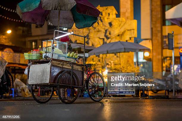 mobile restaurant bicycle cart at night - hanoi night stockfoto's en -beelden