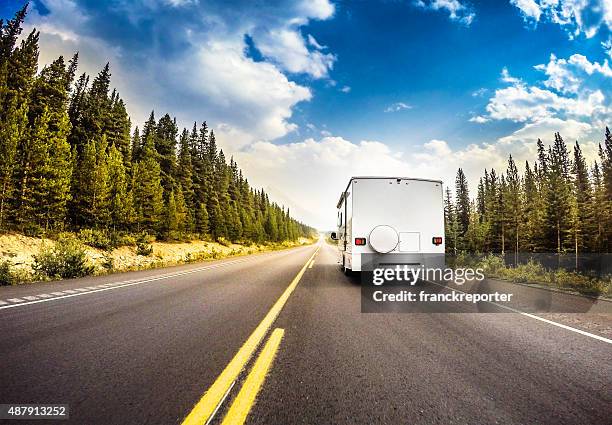 condução no parque nacional de banff-alberta, canadá - trailer imagens e fotografias de stock